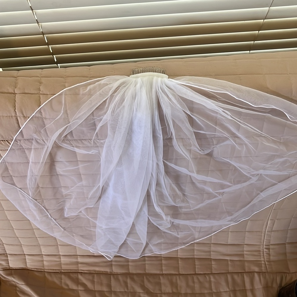 Short wedding veil with comb, elbow length.